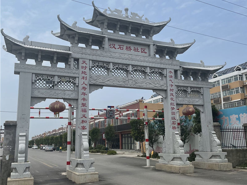農村社區(qū)花崗巖石牌坊